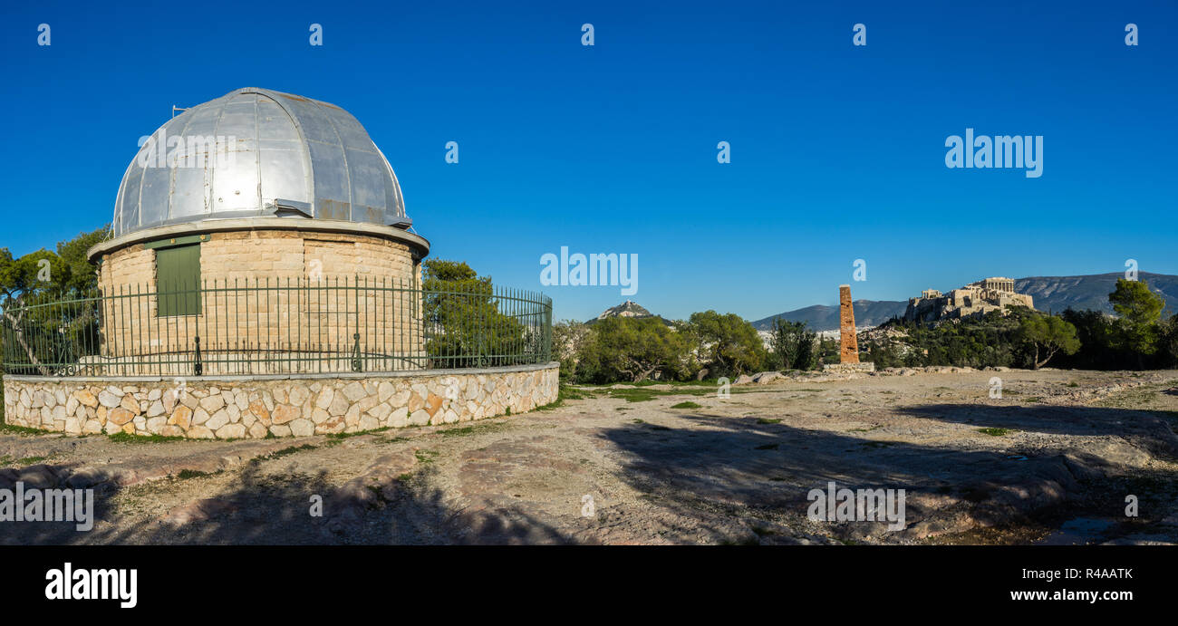 Un panorama de l'ancien monument de Pnyka à Athènes, Grèce, y compris l'Acropole et un ancien observatoire. Banque D'Images