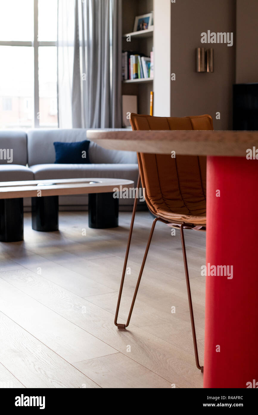 Intérieur contemporain avec l'île de cuisine, tabourets de bar et fenêtre confortable Banque D'Images Intérieur contemporain avec l'île de cuisine, tabourets de bar et fenêtre confortable Banque D'Images