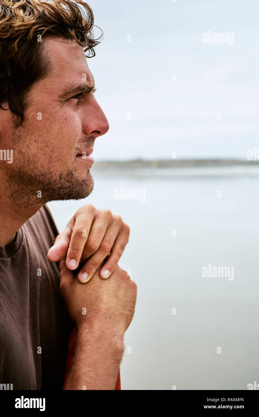 Une école de surf instructor gardant attentivement sur ses étudiants sur la mer Banque D'Images