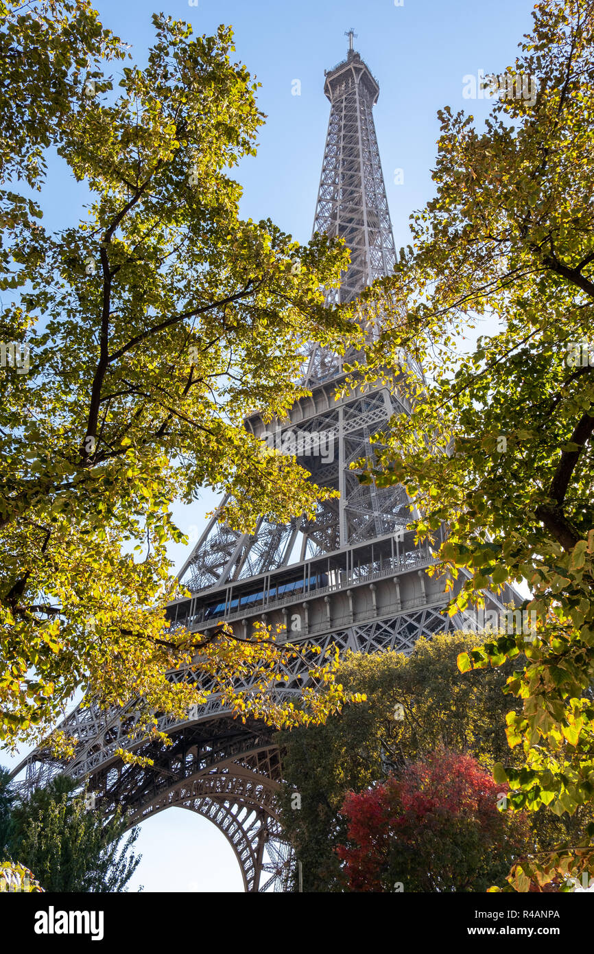 Vue de la Tour Eiffel à travers les arbres. Atmoshpehere romantique dans la ville des amoureux. Temps d'automne. Paris, France Banque D'Images