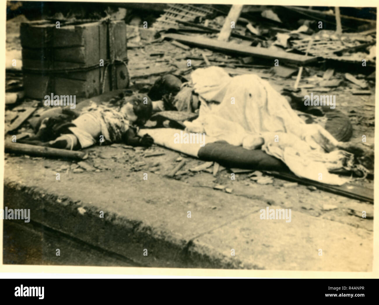Cadavres cadavres des victimes des bombardements atomiques en ruines dévastées wasteland, Hiroshima, Japon, 1945 Banque D'Images