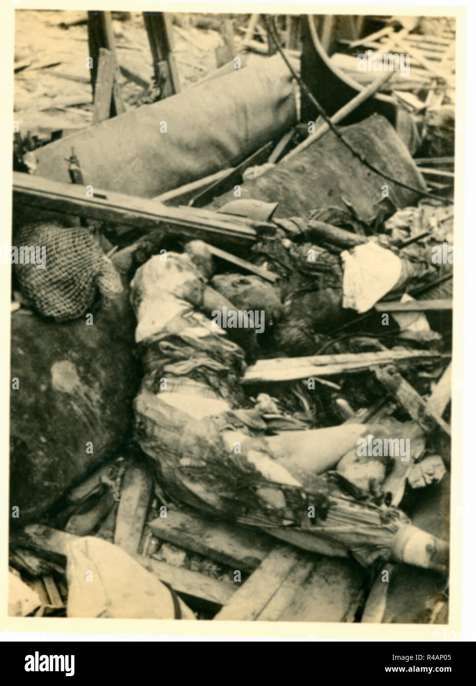 Cadavre corpse victimes du bombardement atomique en ruines dévastées wasteland, Hiroshima, Japon, 1945 Banque D'Images