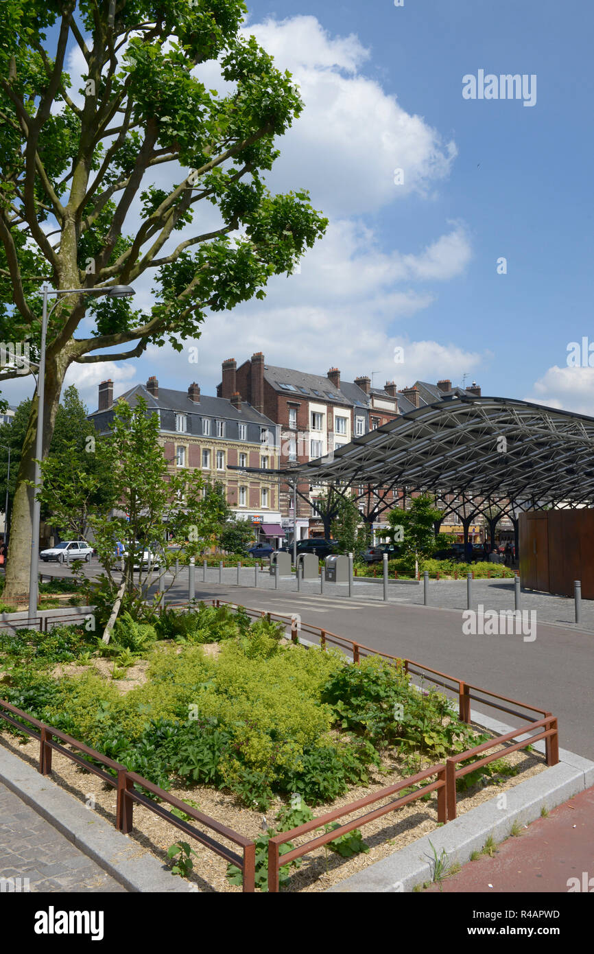 Propriétés de Rouen (centre-ouest France) : propriétés et marché couvert sur la place "place des Emmurees', dans le secteur de 'Saint Sever', Rive Gauche Banque D'Images