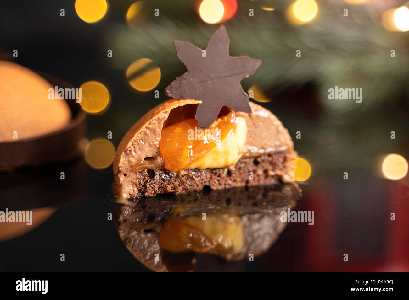 Gâteau mousse à la mode avec le glaçage décoré. Fond sombre. Banque D'Images
