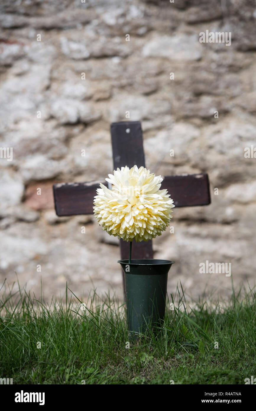 Une petite croix en bois dans un garveyard dans une église rurale. Banque D'Images