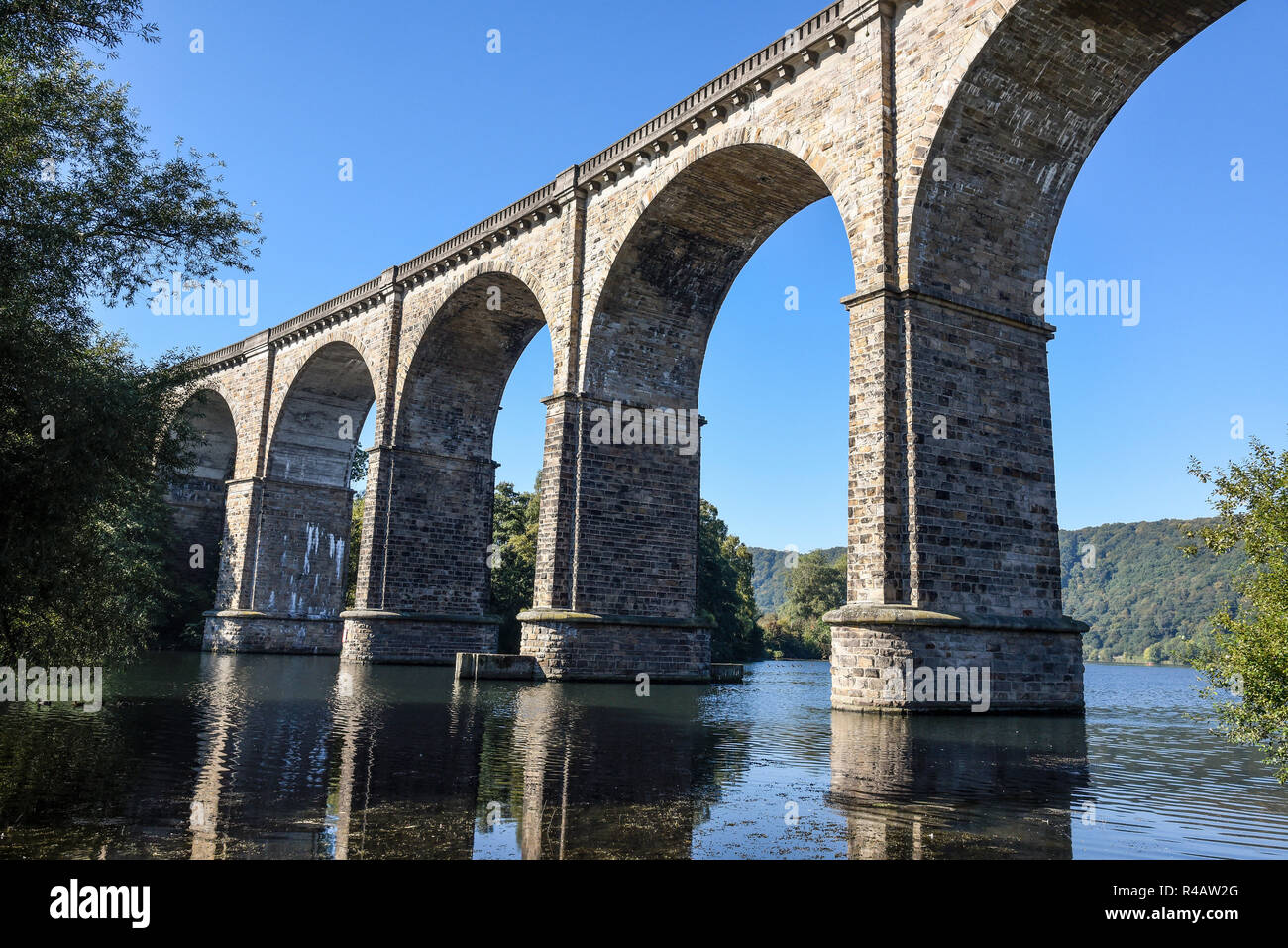 Viaduc, pont de chemin de fer, la rivière Ruhr, Herdecke, Dortmund, Rhénanie du Nord-Westphalie, Allemagne Banque D'Images