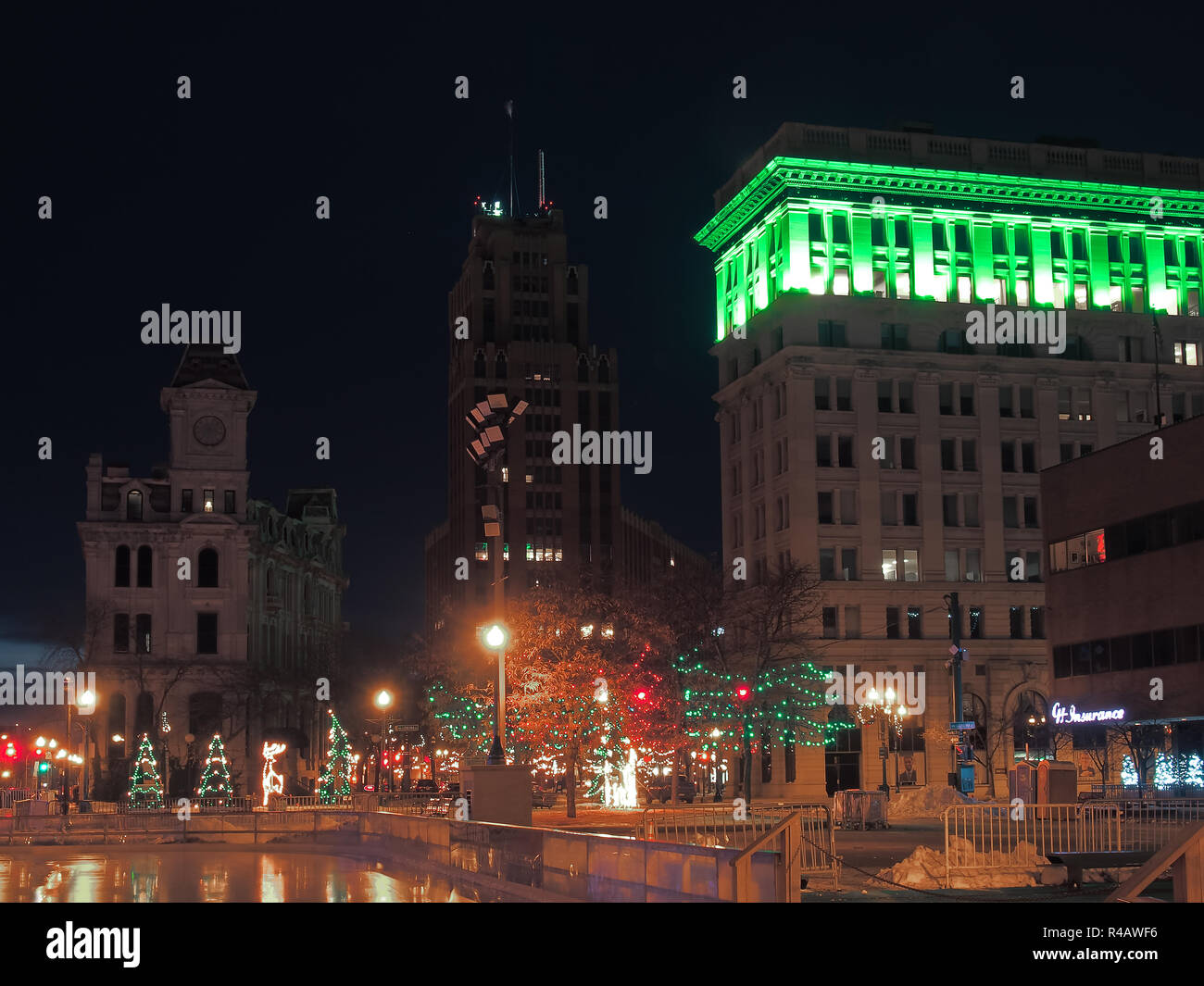 Syracuse, New York, USA. Le 24 novembre 2018. Avis de Clinton Square de nuit au centre-ville de Syracuse, New York à Noël Banque D'Images
