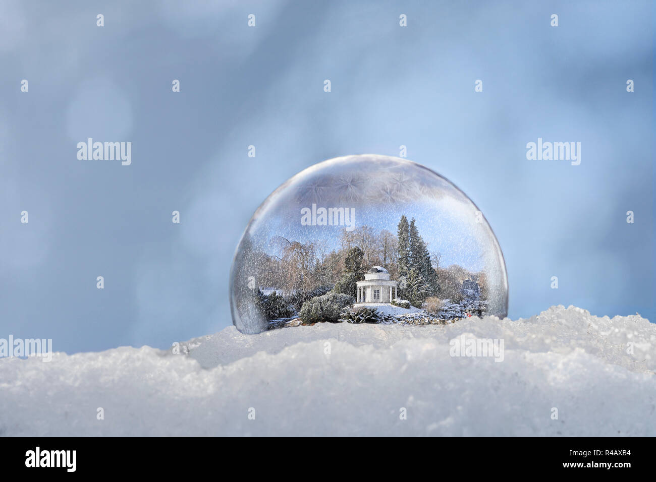 Snow Globe, apollo temple, face au patrimoine mondial de l'Unesco, le parc Bergpark Wilhelmshohe, Hesse, Germany Banque D'Images