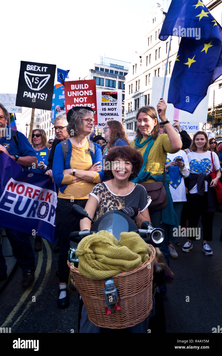 Vote du peuple mars Campagne : des centaines de milliers d'assister à Londres pro-UE Oct 2018 Anti-Brexit protester Banque D'Images