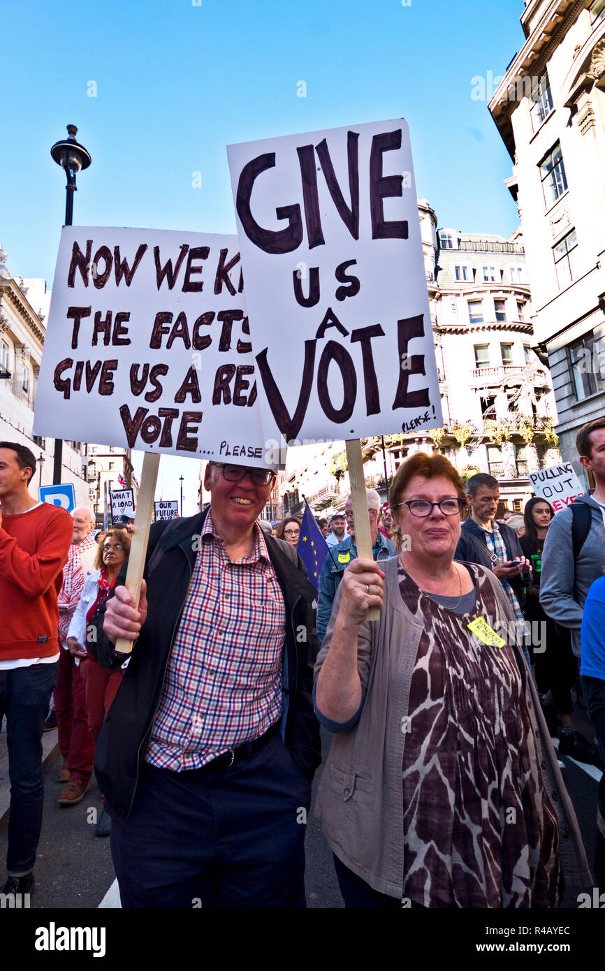 Vote du peuple mars Campagne : des centaines de milliers d'assister à Londres pro-UE Oct 2018 Anti-Brexit protester Banque D'Images