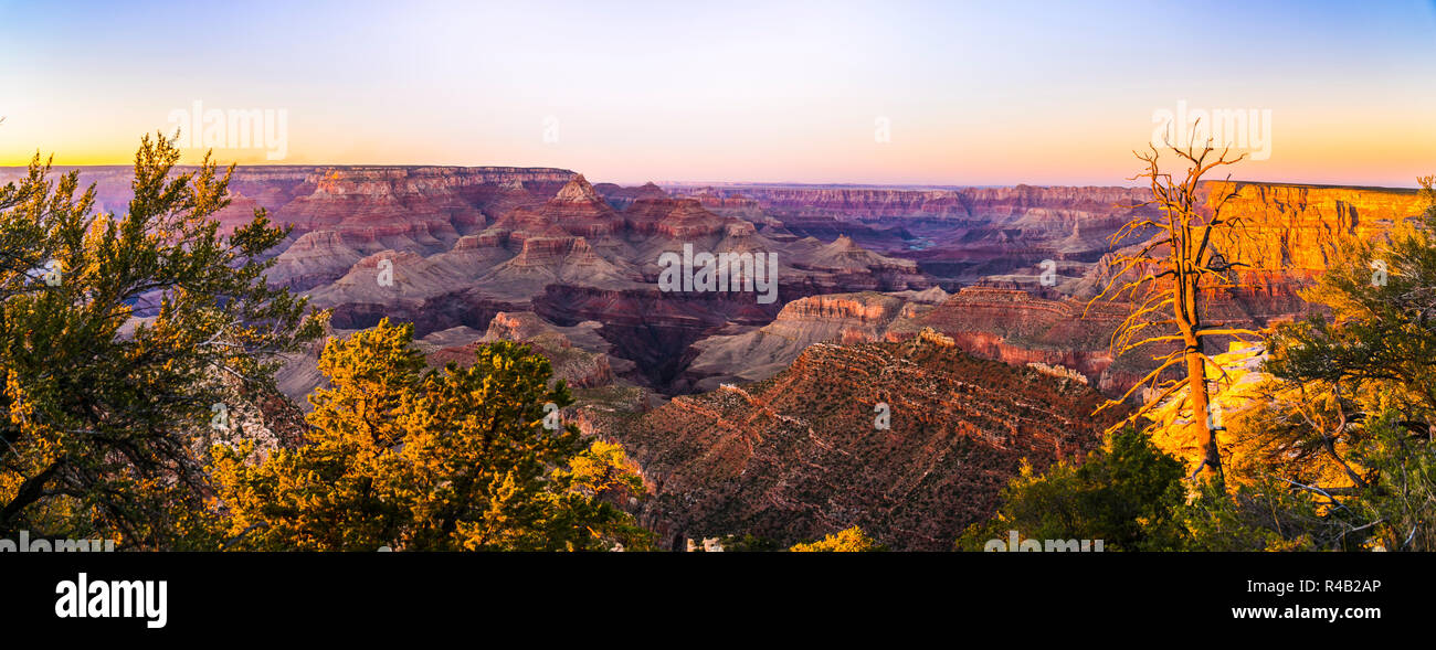 Grand Canyon, Arizona, USA. 07.10.16 : vue panoramique à grand canyon au coucher du soleil. Banque D'Images