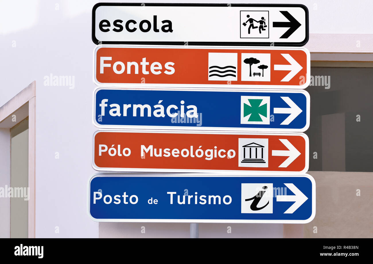 Cinq signaux indiquant la rue portugaise des infrastructures locales Banque D'Images