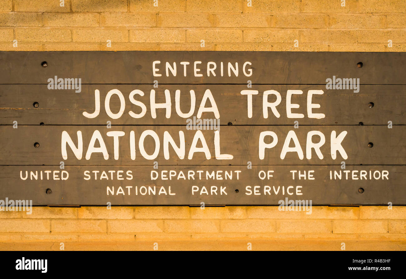 Joshua Tree National Park panneau routier à l'entrée lorsque le coucher du soleil,California,usa. Au coucher du soleil,California,USA. Banque D'Images