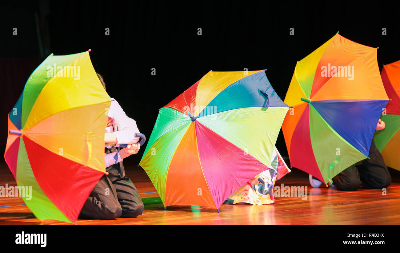 La scène de danse enfants parapluie sur scène lors de leur concert à la  maternelle 24 Photo Stock - Alamy