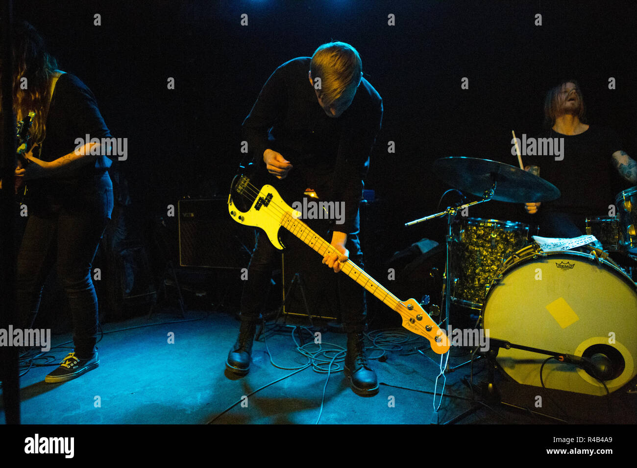 Norvège, Oslo - 24 novembre, 2018. Le groupe de punk rock suédois et Västerbron effectue un concert live à Krøsset à Oslo. Ici bassiste Stellan Björnlund est vu sur scène. (Photo crédit : Gonzales Photo - Per-Otto IPPO). Banque D'Images