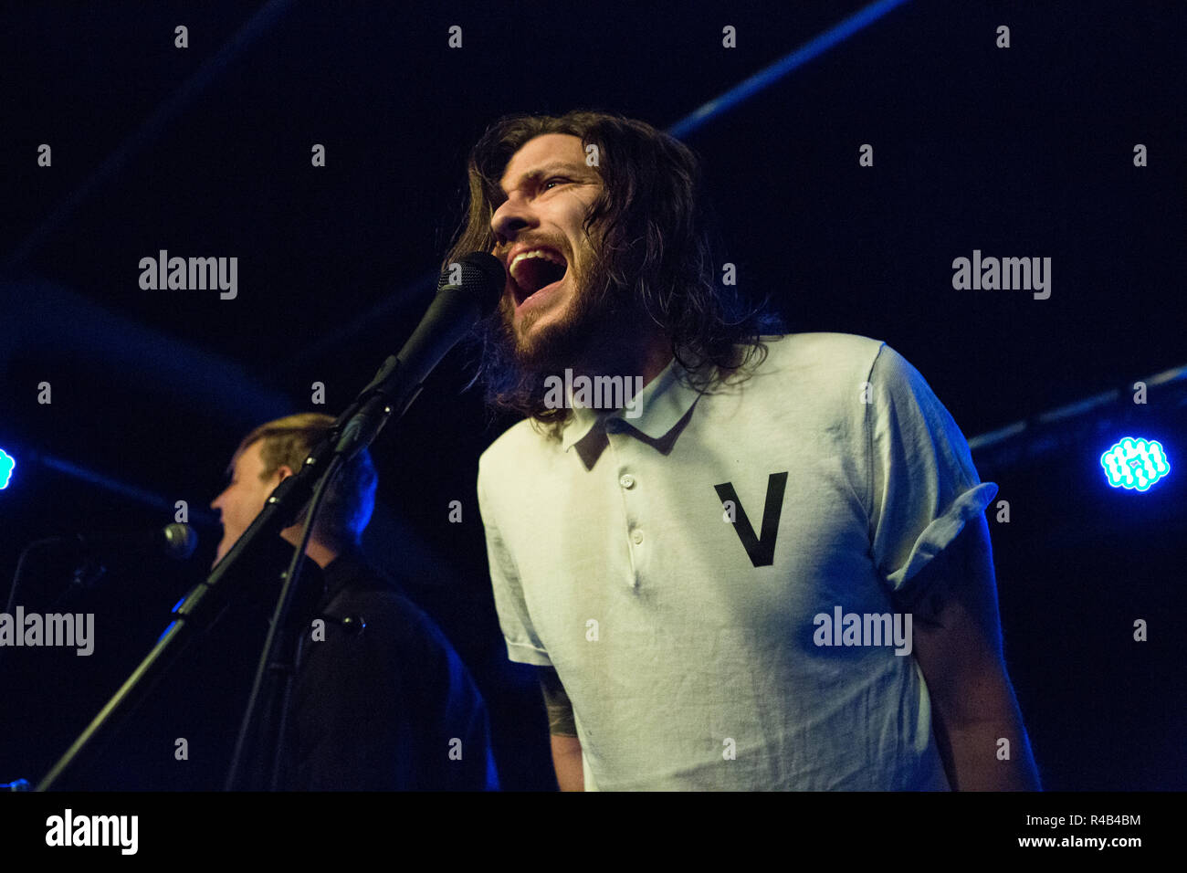 Norvège, Oslo - 24 novembre, 2018. Le groupe de punk rock suédois et Västerbron effectue un concert live à Krøsset à Oslo. Ici singer Peter Jonasson est vu sur scène. (Photo crédit : Gonzales Photo - Per-Otto IPPO). Banque D'Images