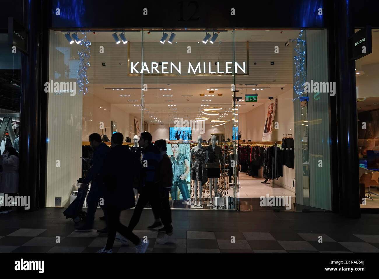 Shoppers Vendredi noir en passant devant un magasin de Karen Millen à Liverpool UK centre-ville. 2018 Banque D'Images