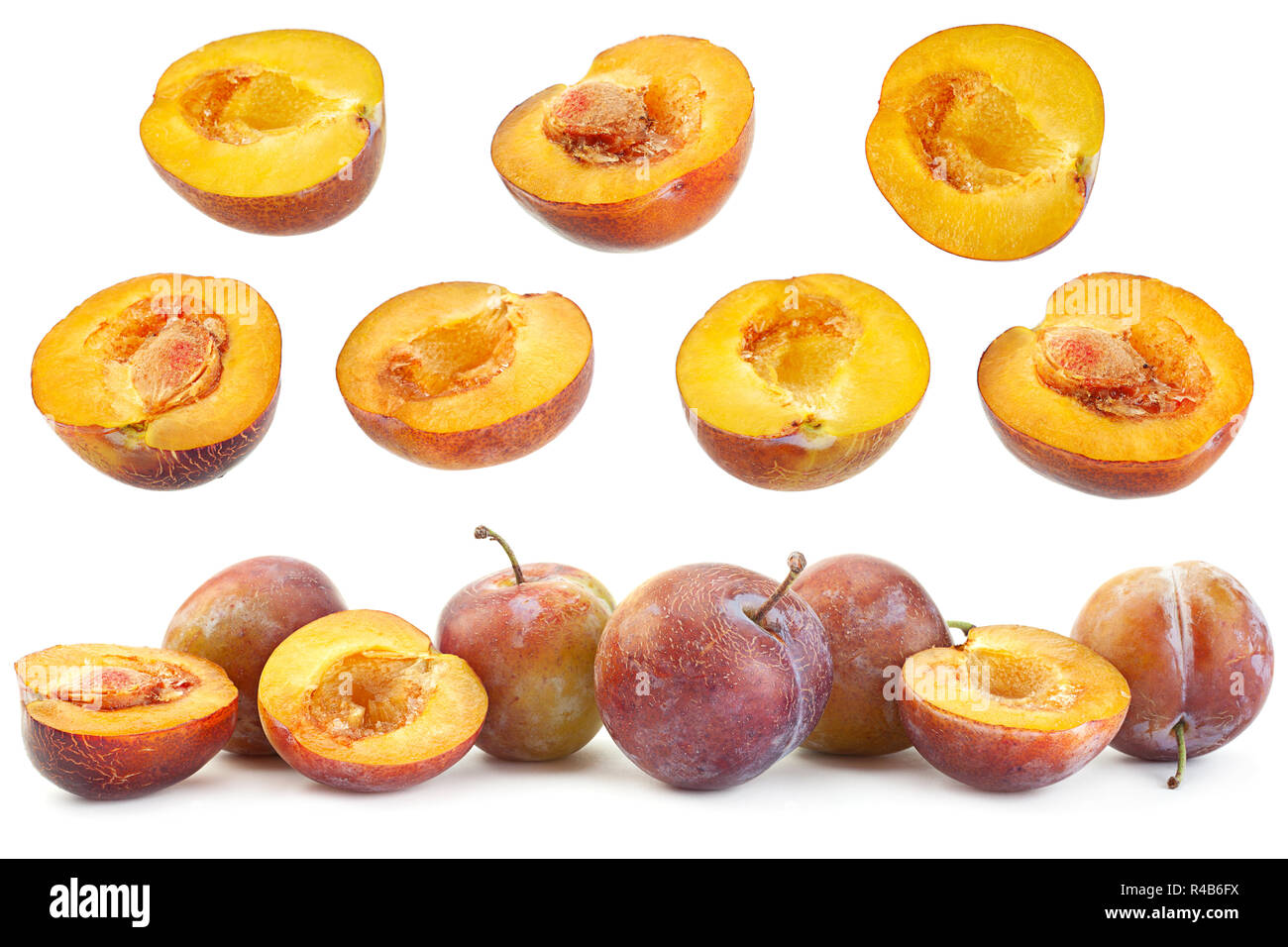 Tranche de prune ensemble gros plan isolé sur fond blanc Banque D'Images