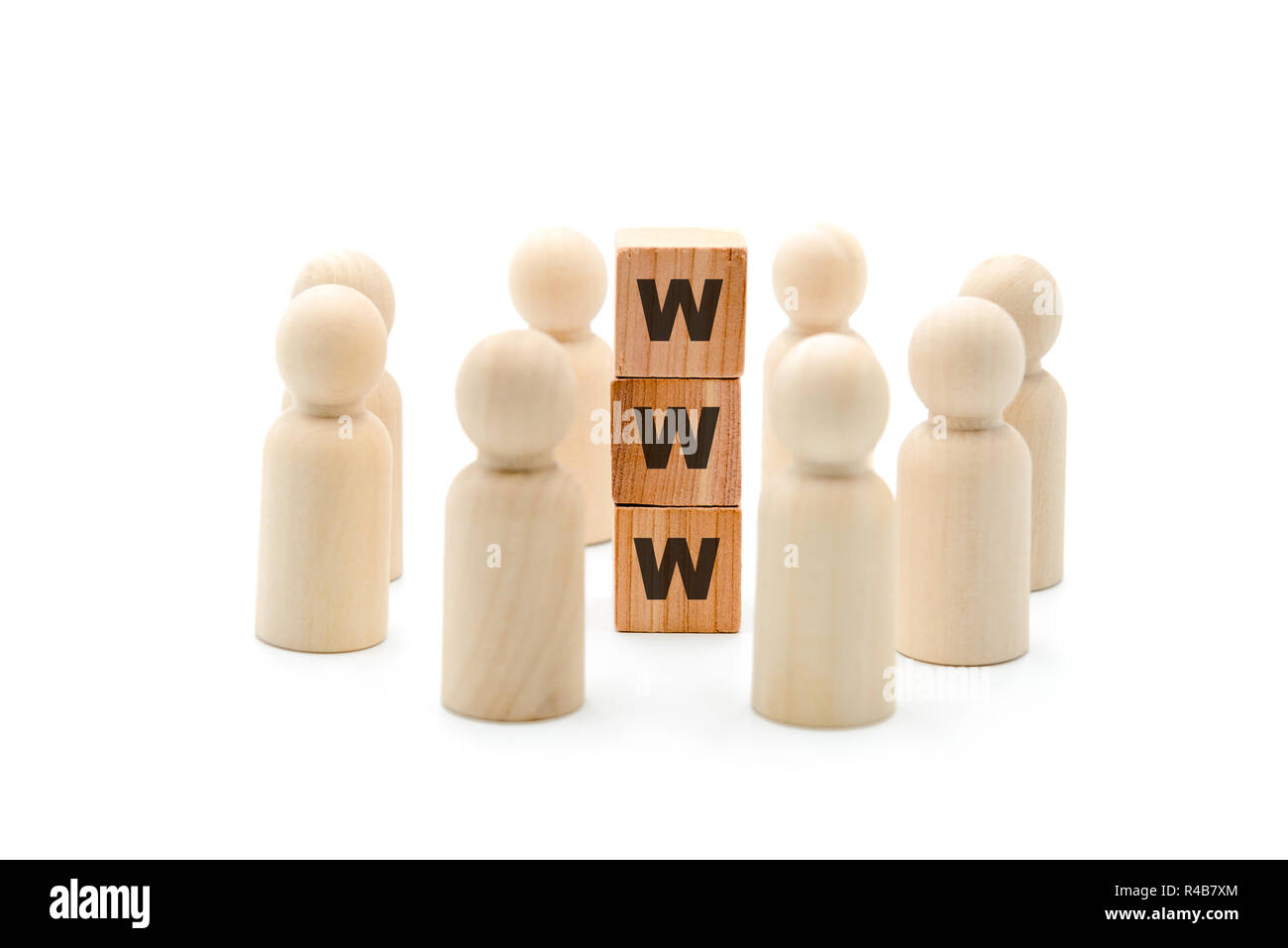 Figures en bois comme travail d'équipe en cercle autour de l'acronyme WWW World Wide Web, isolé sur fond blanc, concept minimaliste Banque D'Images