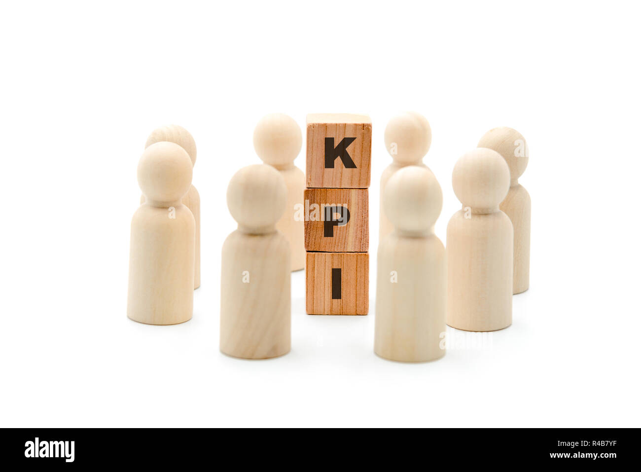 Figures en bois comme travail d'équipe en cercle autour de l'acronyme KPI Indicateur clé de performance, isolé sur fond blanc, concept minimaliste Banque D'Images