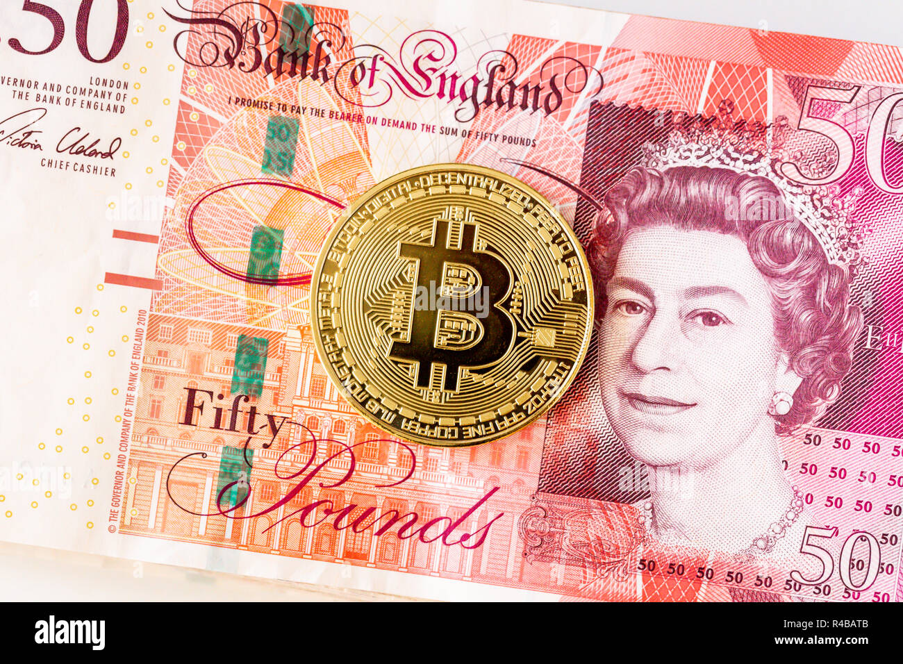 Avec une pile de Bitcoin cinquante livre sterling bank notes Banque D'Images