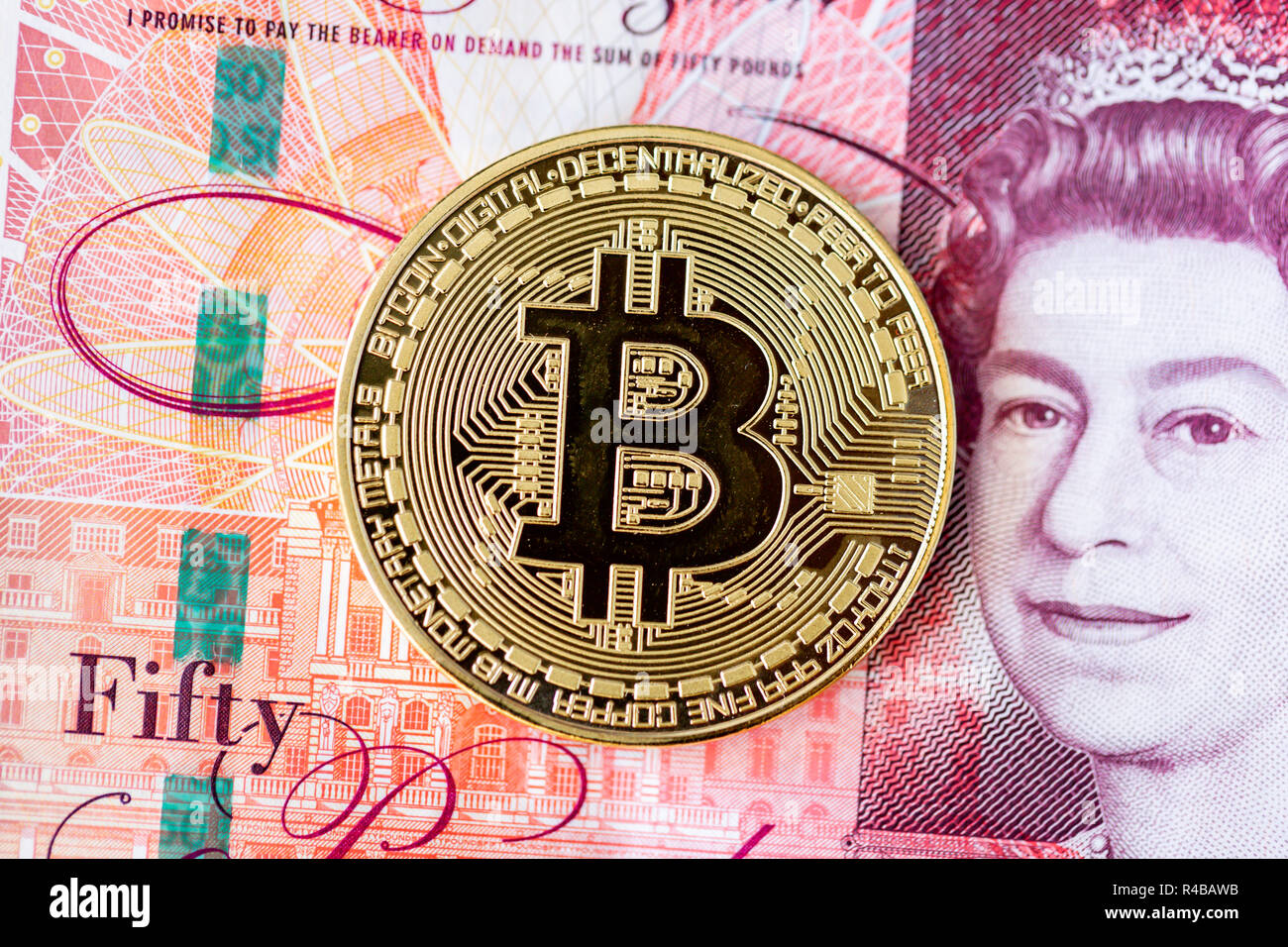 Avec une pile de Bitcoin cinquante livre sterling bank notes Banque D'Images