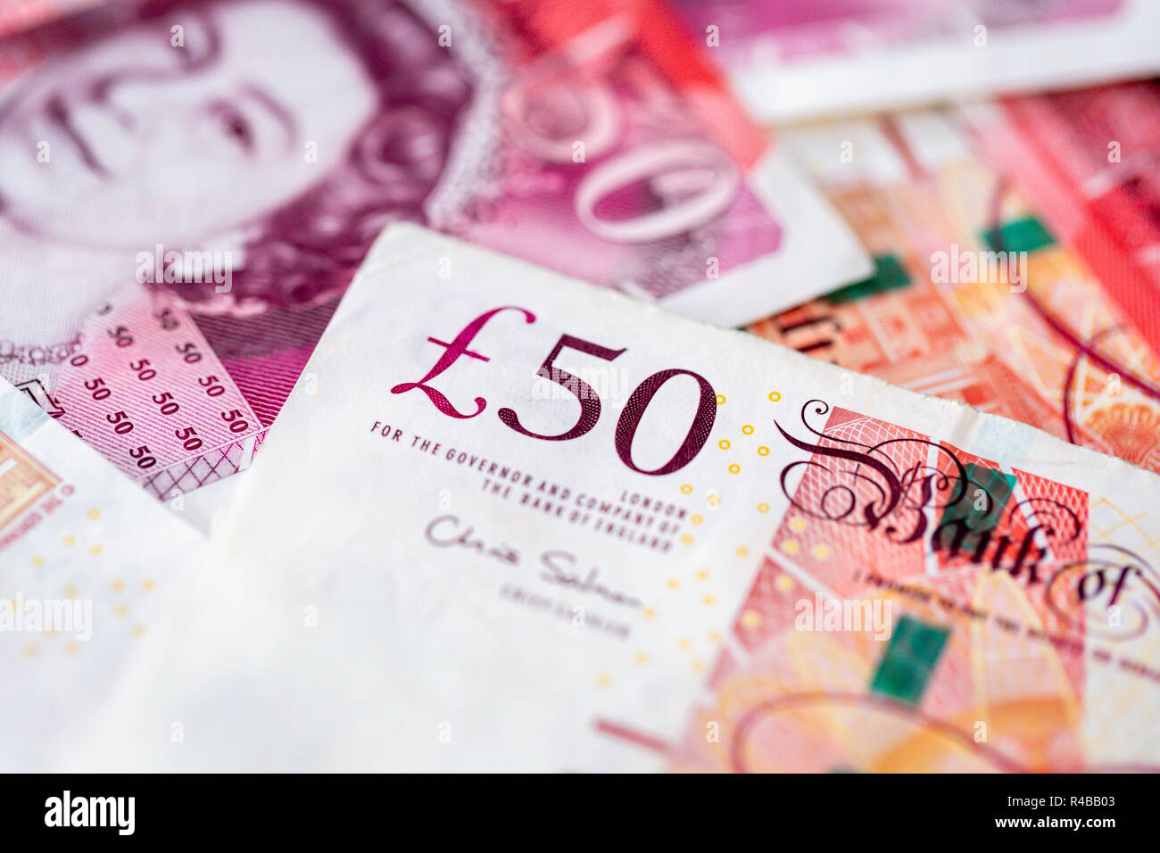 Arrière-plan d'un tas de cinquante livres sterling bank notes Banque D'Images