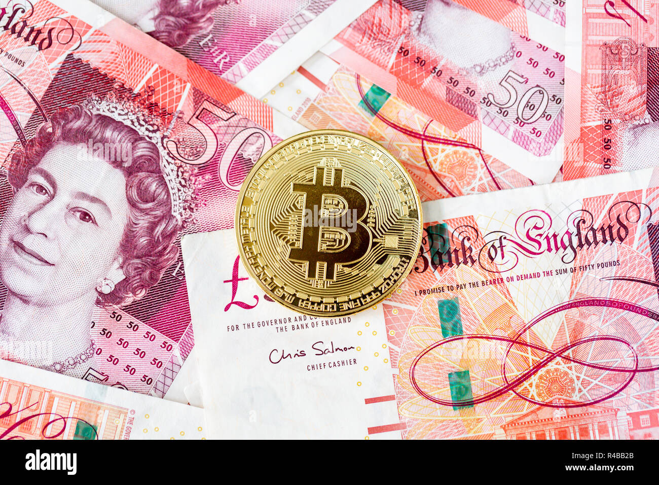 Avec une pile de Bitcoin cinquante livre sterling bank notes Banque D'Images