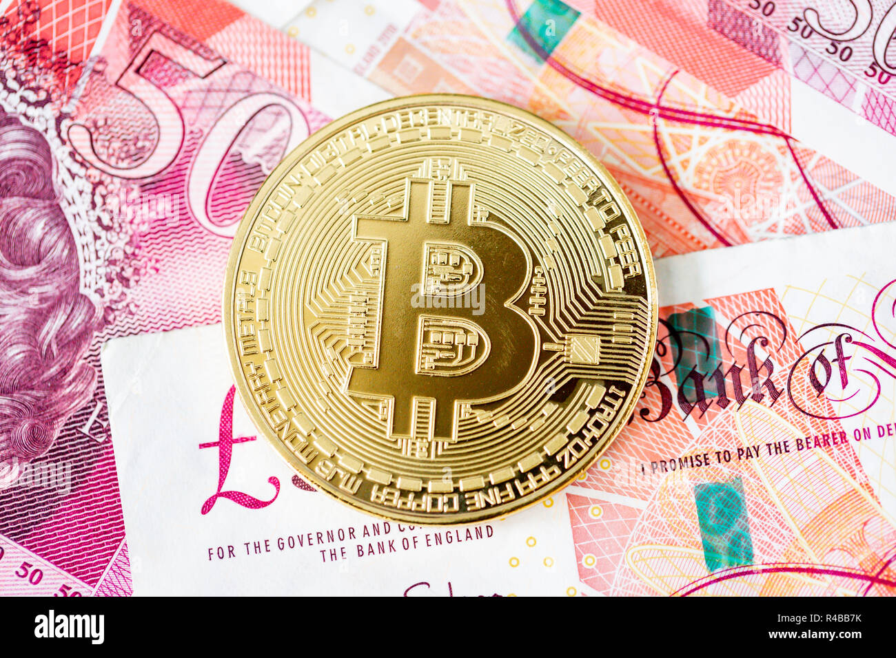 Avec une pile de Bitcoin cinquante livre sterling bank notes Banque D'Images