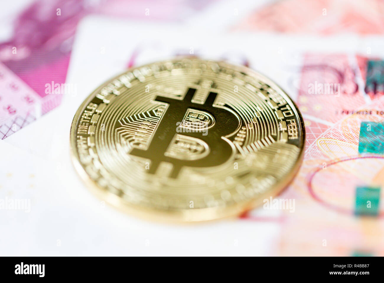 Avec une pile de Bitcoin cinquante livre sterling bank notes Banque D'Images