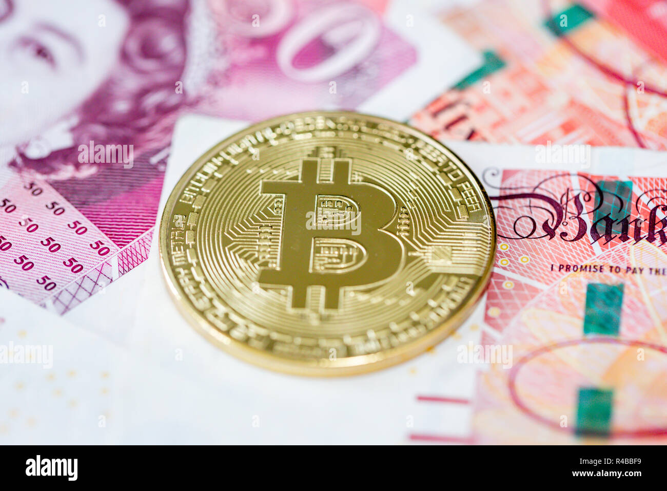 Avec une pile de Bitcoin cinquante livre sterling bank notes Banque D'Images