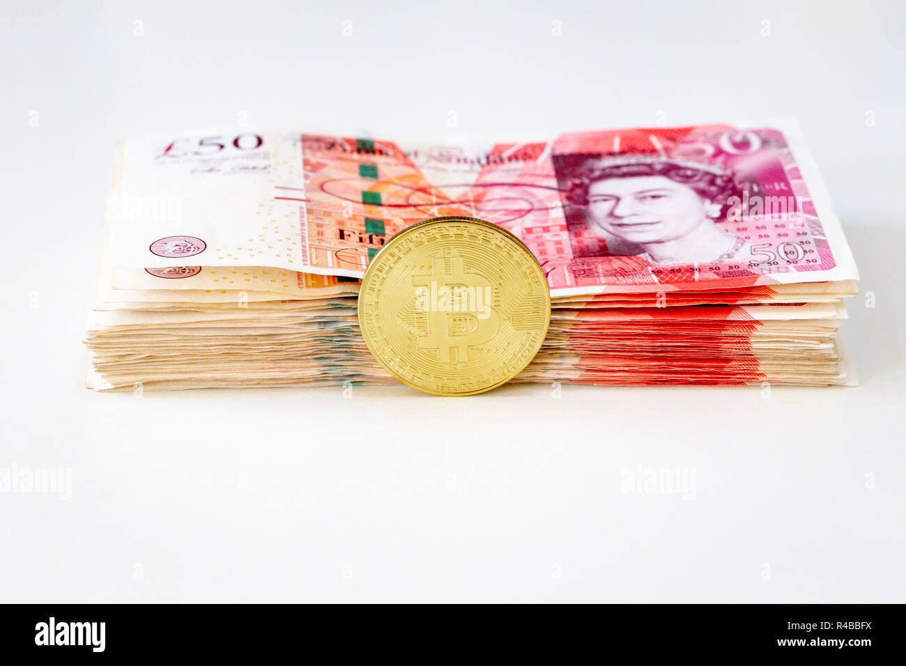 Avec une pile de Bitcoin cinquante livre sterling bank notes Banque D'Images