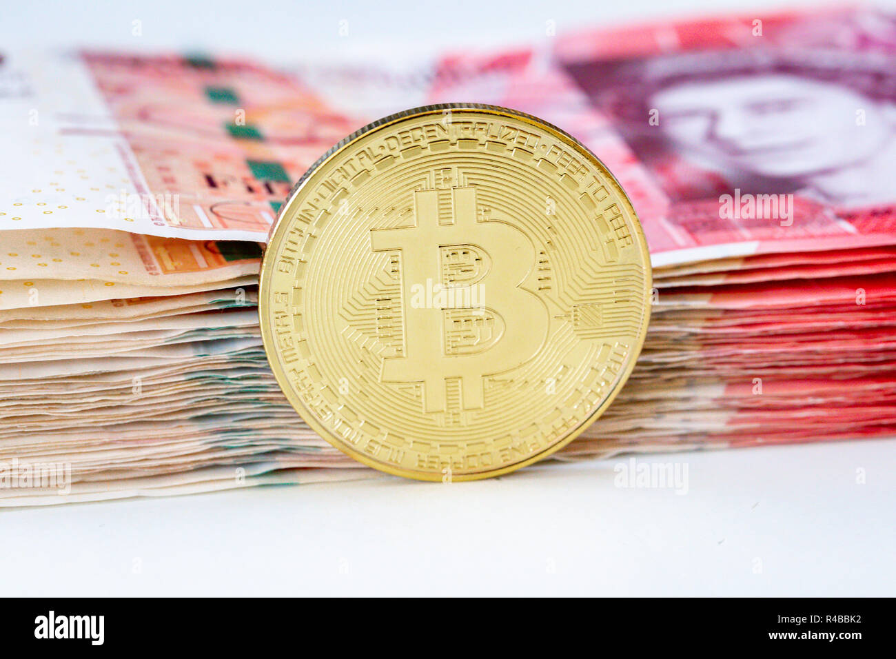 Avec une pile de Bitcoin cinquante livre sterling bank notes Banque D'Images
