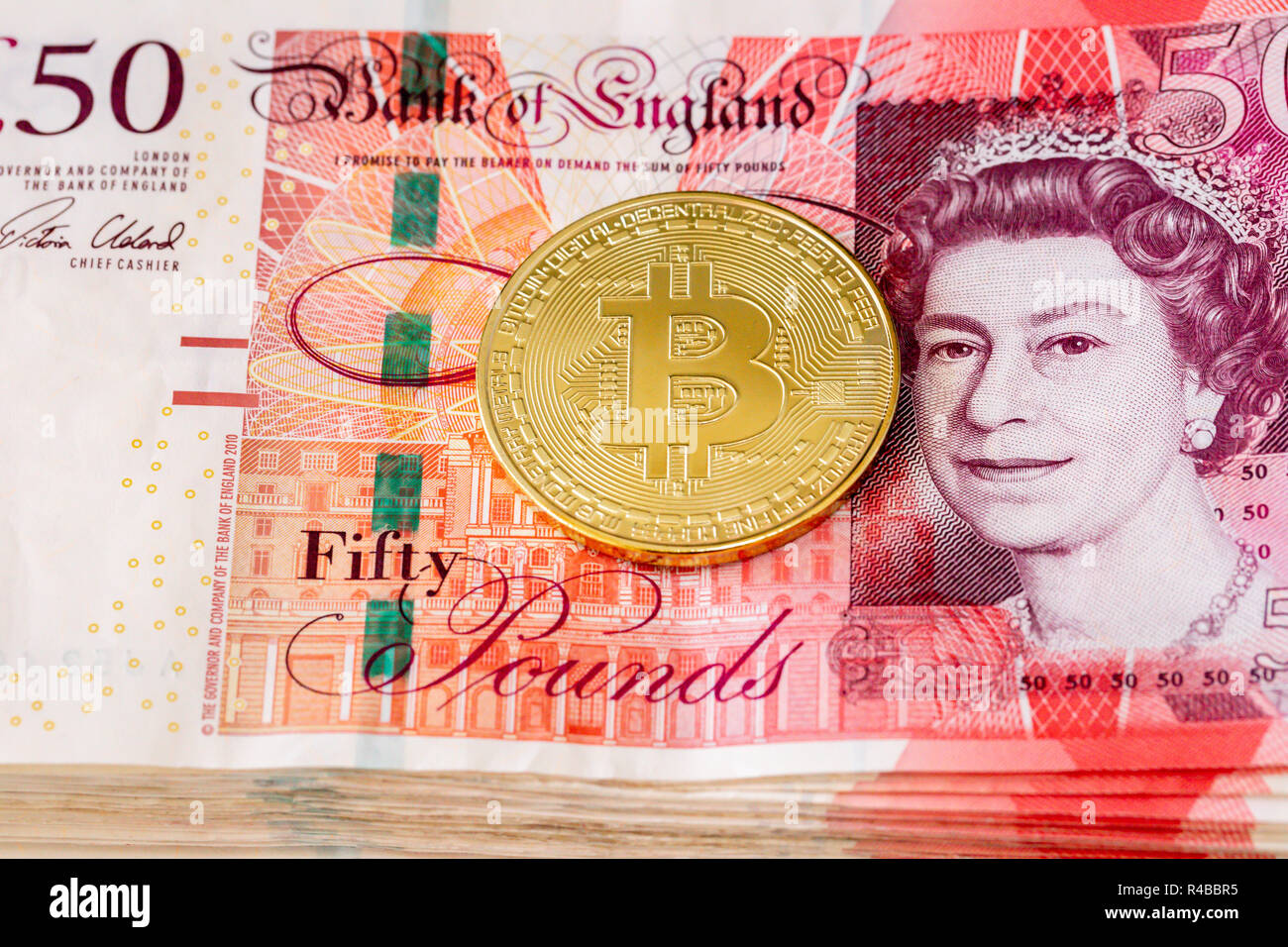Avec une pile de Bitcoin cinquante livre sterling bank notes Banque D'Images