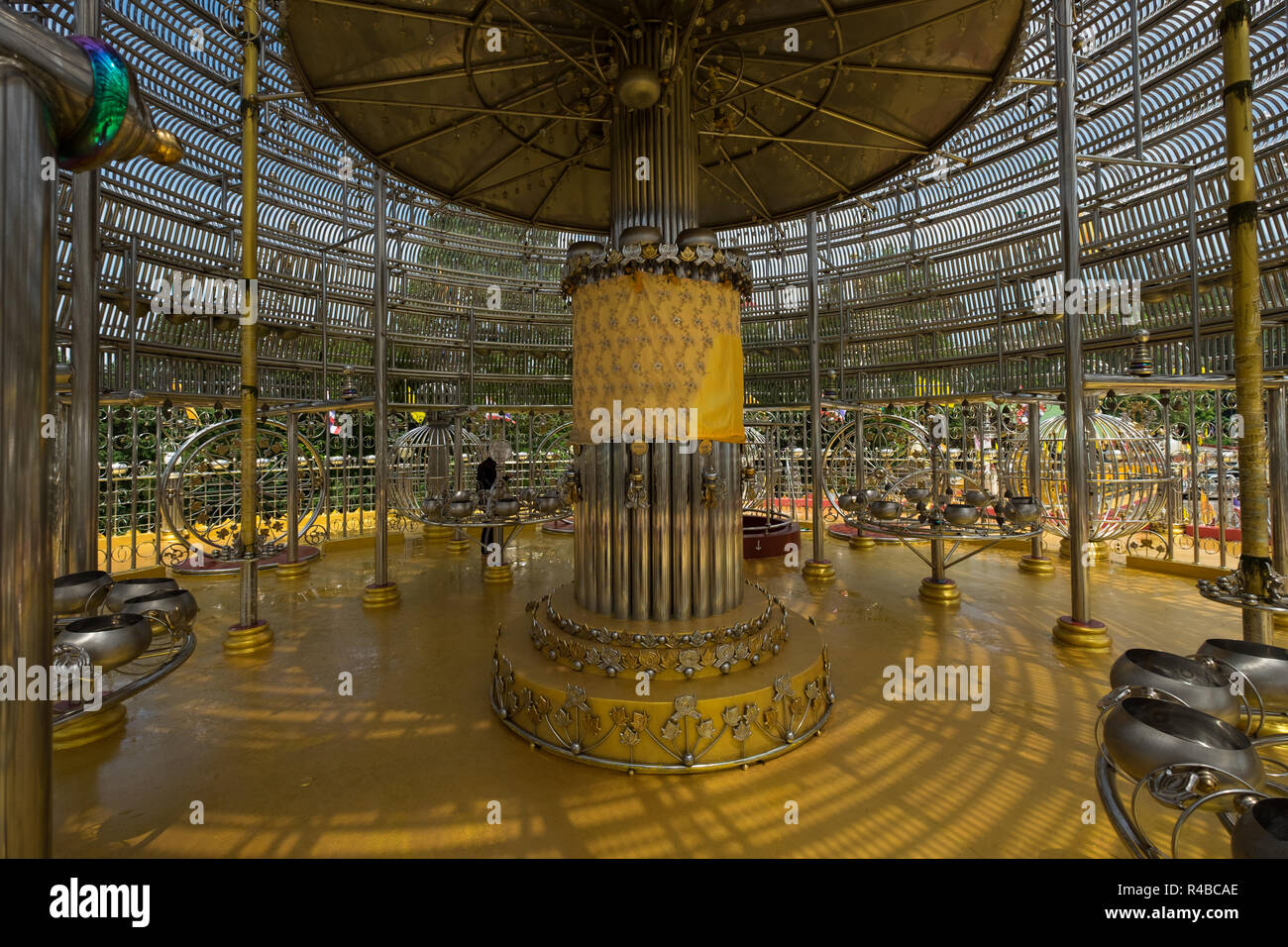 À l'intérieur de l'impressionnant stupa en acier inoxydable main tower à Phra Maha Chedi Tripob Trimongkol à Hat Yai, Thaïlande. Banque D'Images