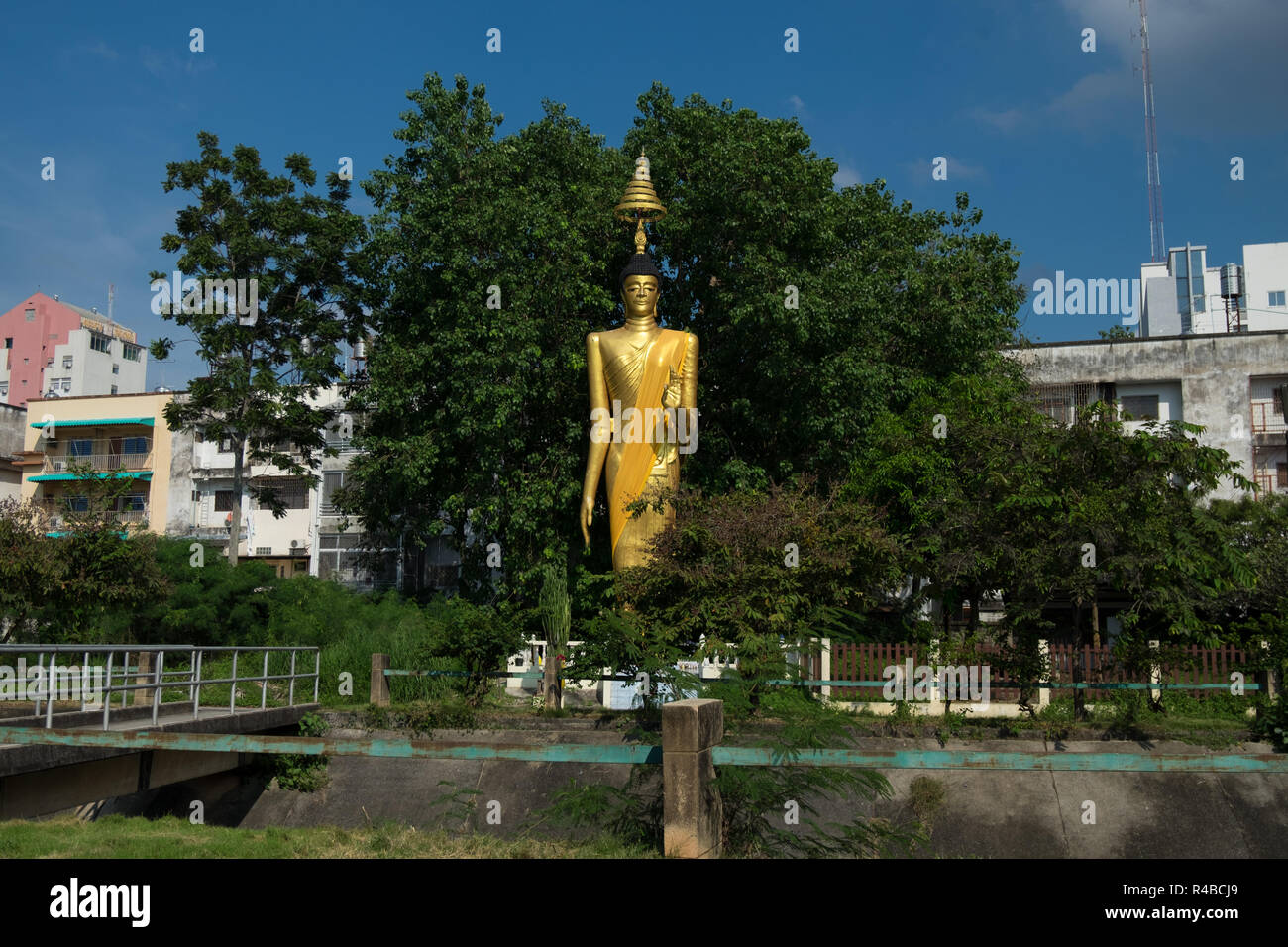Or, une grande sculpture Bouddha debout à Hat Yai, Thaïlande. Banque D'Images
