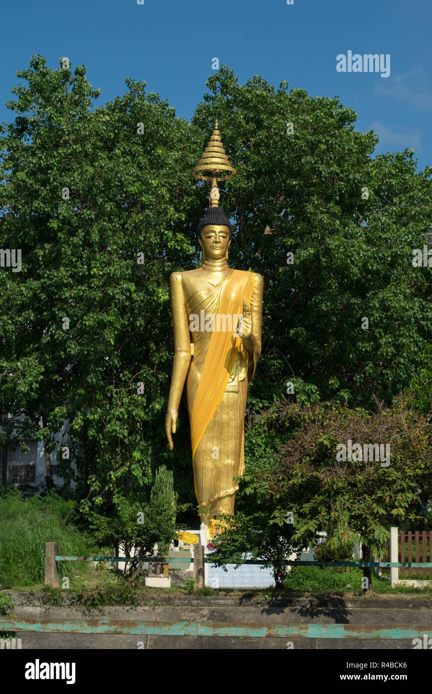 Or, une grande sculpture Bouddha debout à Hat Yai, Thaïlande. Banque D'Images