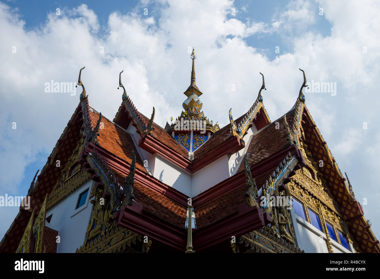 Le beau temple de Wat Mongkol haut Theparam à Hat Yai, Thaïlande. Banque D'Images