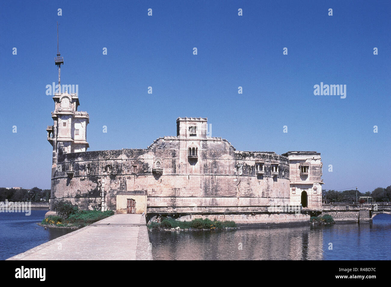 Fort Lakhota & voie par city lake, Jamnagar, Gujarat, Inde, Asie Banque D'Images