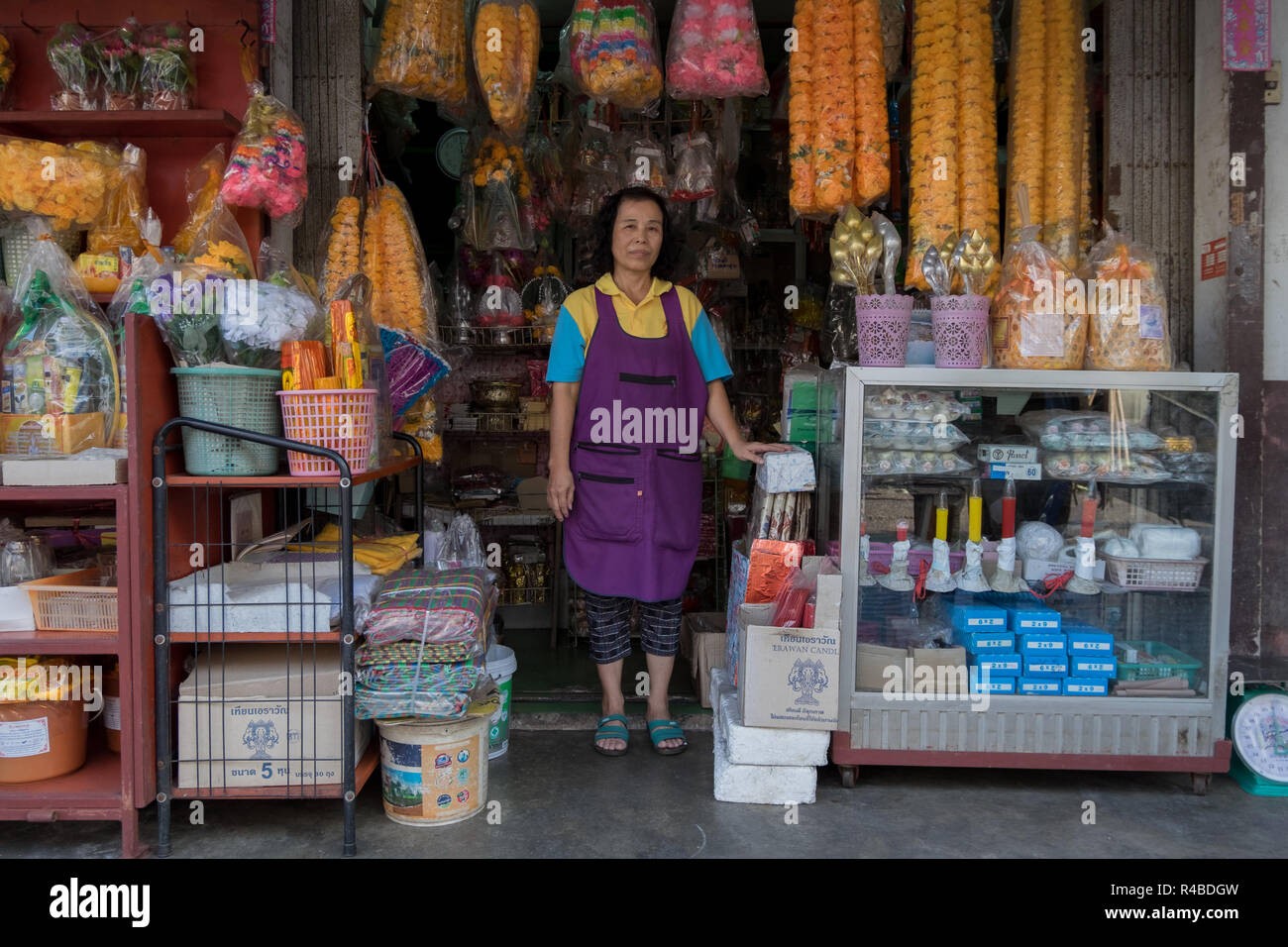 Le propriétaire d'un magasin d'alimentation religieuse indienne dans la région de Hat Yai, Thaïlande. Banque D'Images