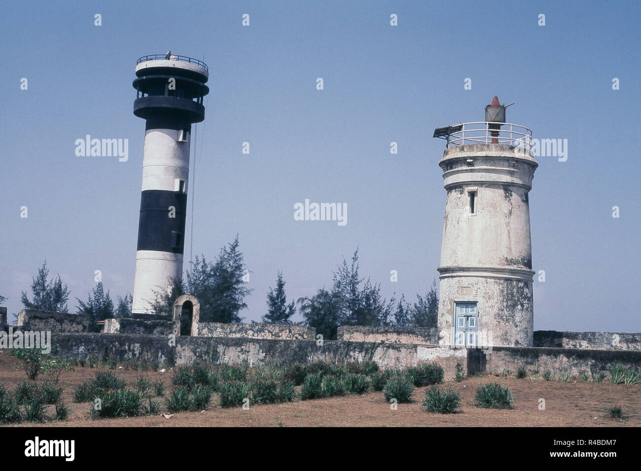 Structure de l'ancien et le nouveau phare, fort, Moti Daman, l'Inde, l'Asie Banque D'Images