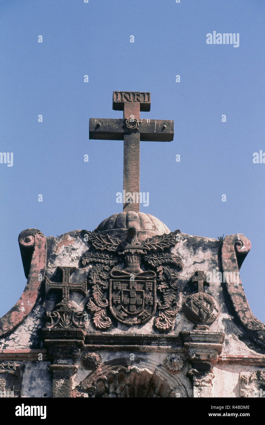 Façade sculptée de fort avec croix, Nani Daman, l'Inde, l'Asie Banque D'Images