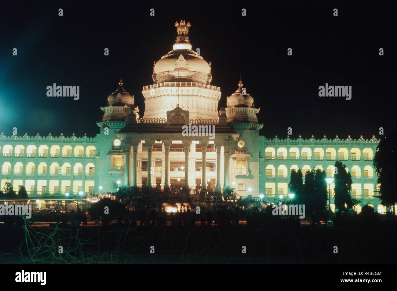 Allumé Vidhana Soudha building at night, Bangalore, Karnataka, Inde, Asie Banque D'Images