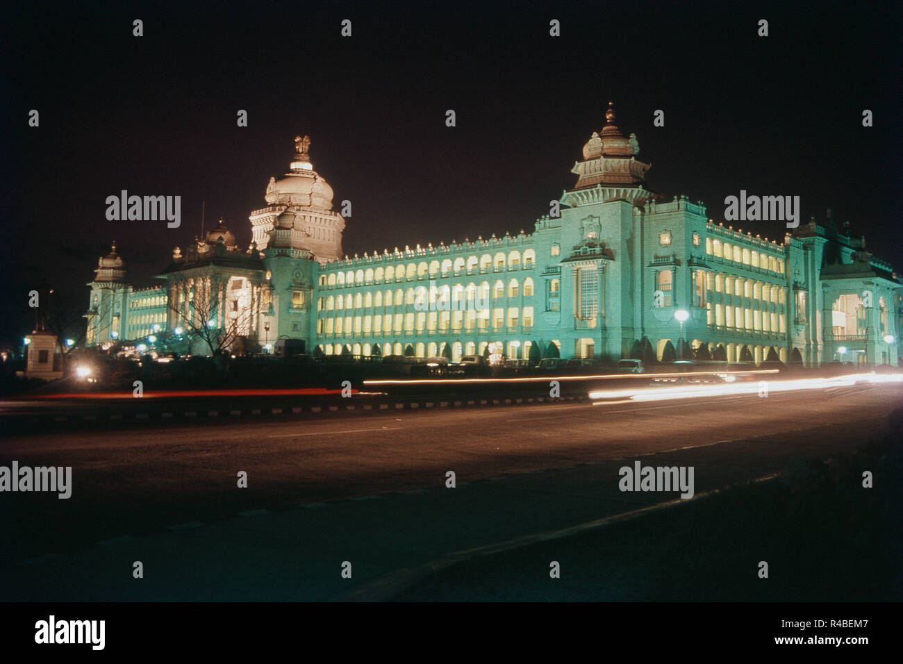 Allumé Vidhana Soudha building at night, Bangalore, Karnataka, Inde, Asie Banque D'Images