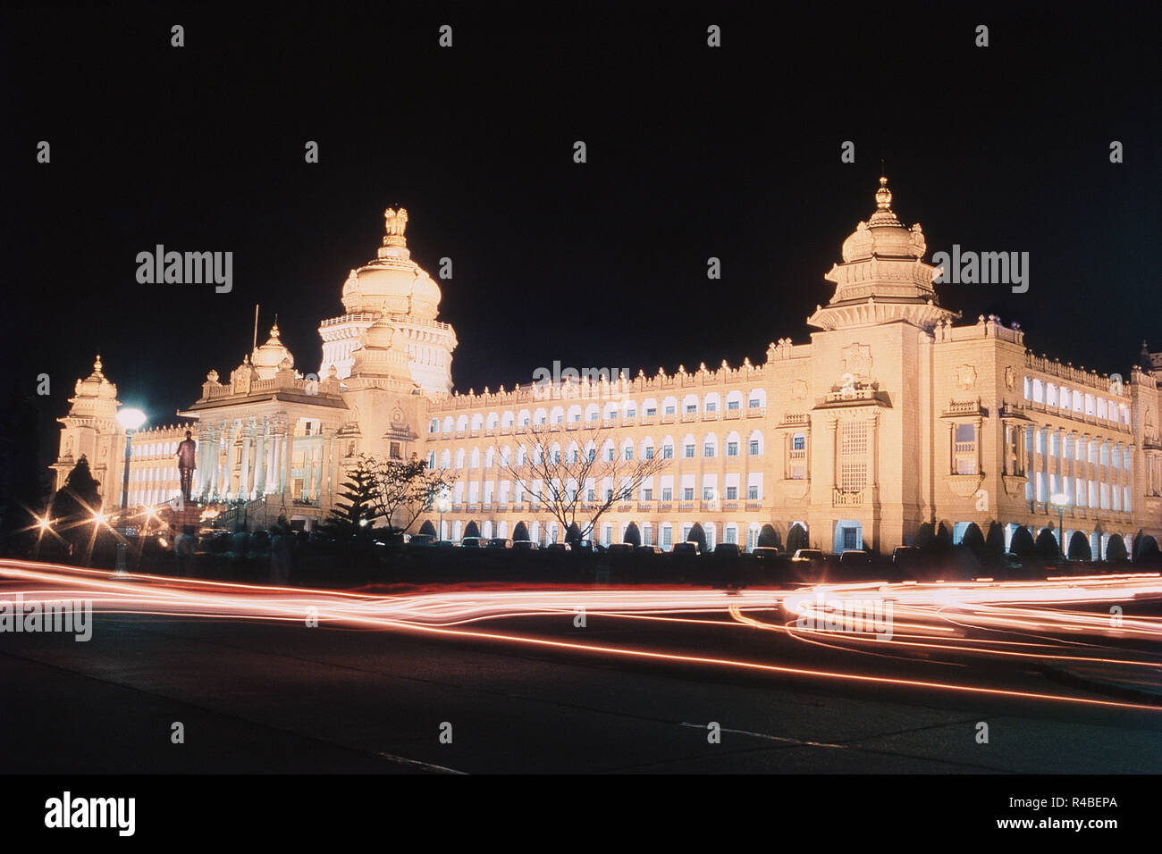 Bâtiment Vidhana Soudha illuminé la nuit, Bangalore, Bengaluru, Karnataka, Inde, Asie, Banque D'Images