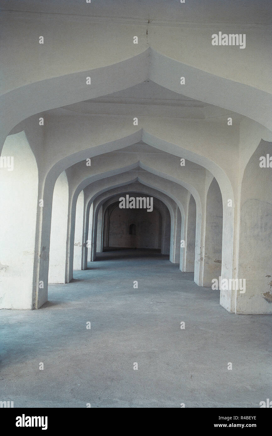Arches en couloir de Gumbaz mausoleum, Srirangapatna, Mysore, Karnataka, Inde, Asie Banque D'Images