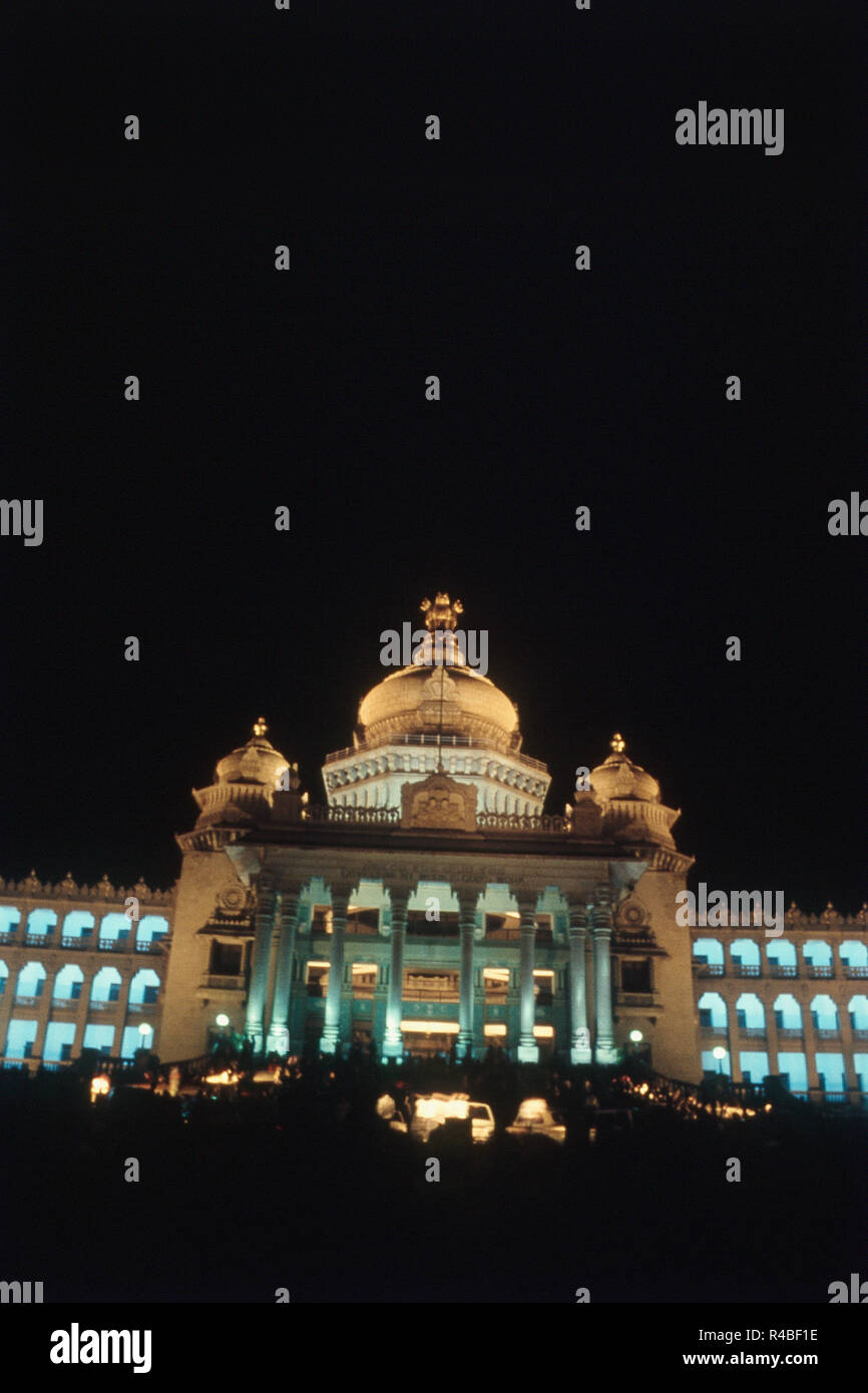Allumé Vidhana Soudha building at night, Bangalore, Karnataka, Inde, Asie Banque D'Images