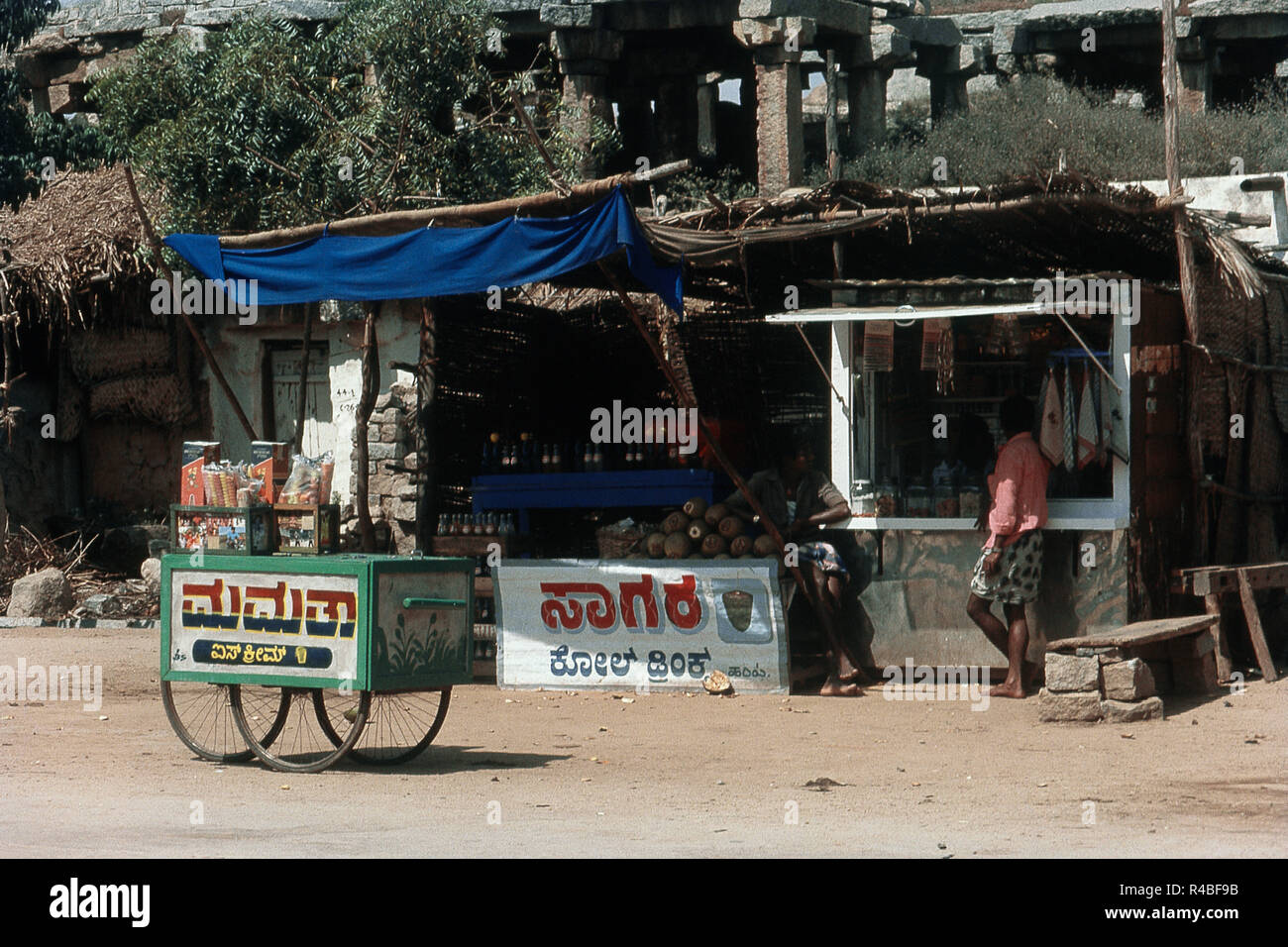 Panier de boissons non alcoolisées dans la rue du village, Hampi, Karnataka, Inde, Asie Banque D'Images