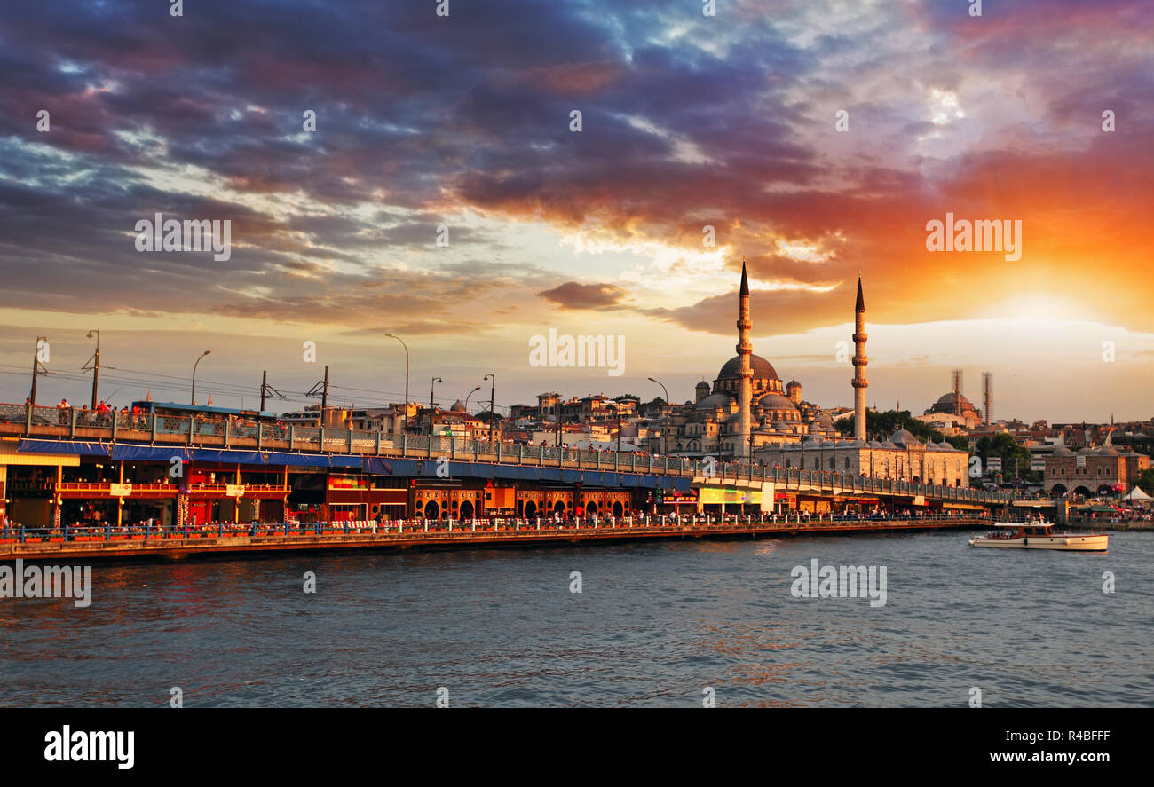 Istanbul à Un Coucher De Soleil Spectaculaire Avec Banque D