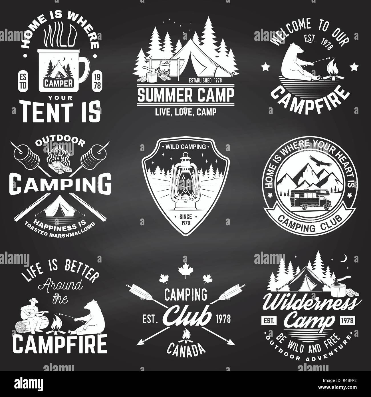 Camp d'été. Vector au tableau. Concept pour chemise ou patch, timbre, d'impression ou de pièce en t. Typographie vintage design avec rv remorque, tente de camping, feu de camp, l'ours, l'homme à la guitare et silhouette de la forêt. Illustration de Vecteur